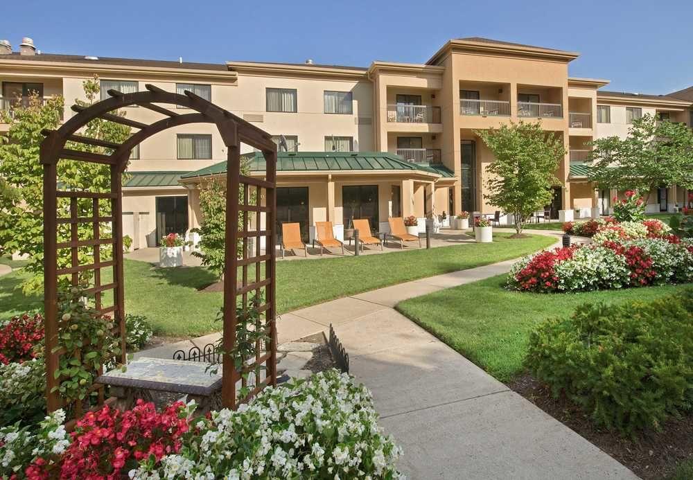 Courtyard 3*