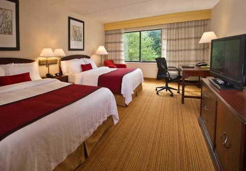 Courtyard 3*